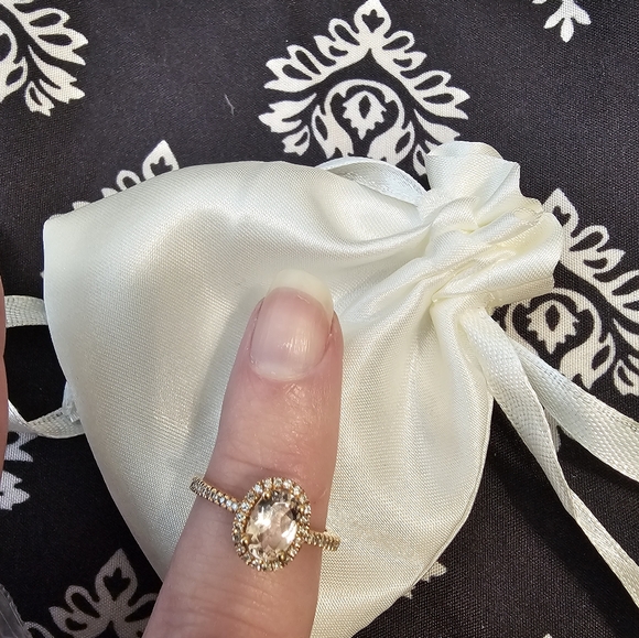 New, unworn. 10k 7/8 CT Morganite Oval Cut. - Picture 14 of 15